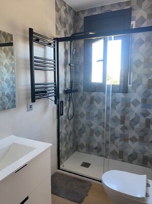 Towels, toilet paper - Bright apartment with sea view (Calafell)