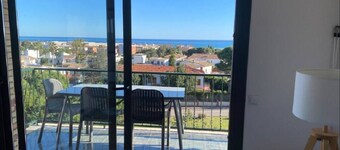 Bright apartment with sea view