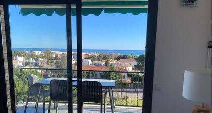 Bright apartment with sea view