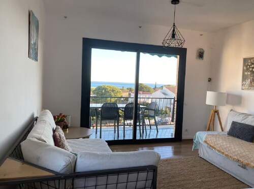 Bright apartment with sea view