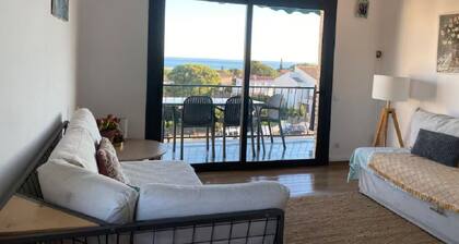 Bright apartment with sea view