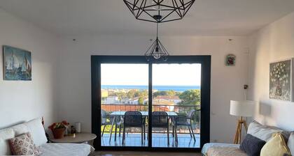 Bright apartment with sea view