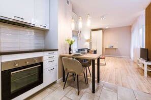 Réfrigérateur, four à micro-ondes, un four, surface de cuisson