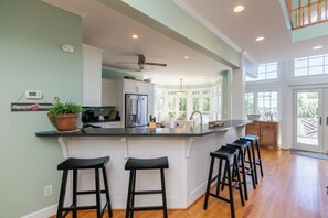 Kjøleskap, mikrobølgeovn, ovn og oppvaskmaskin