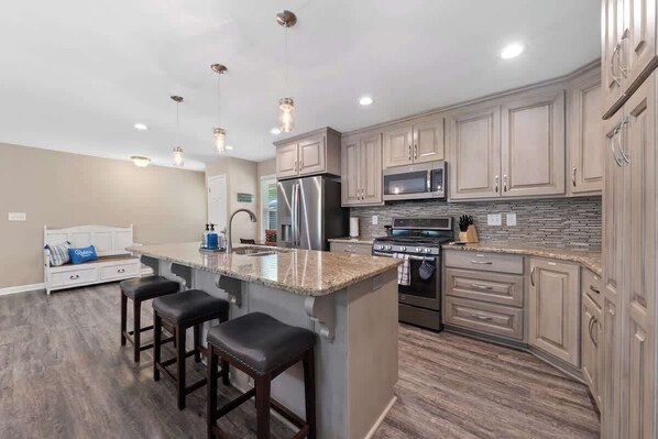 Réfrigérateur, micro-ondes, four, plaque de cuisson