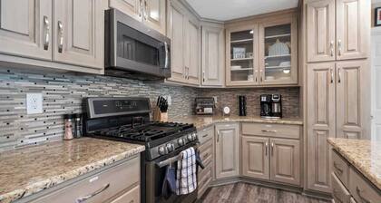 Family-Friendly, Sleeps 6, Kayaks, + More!