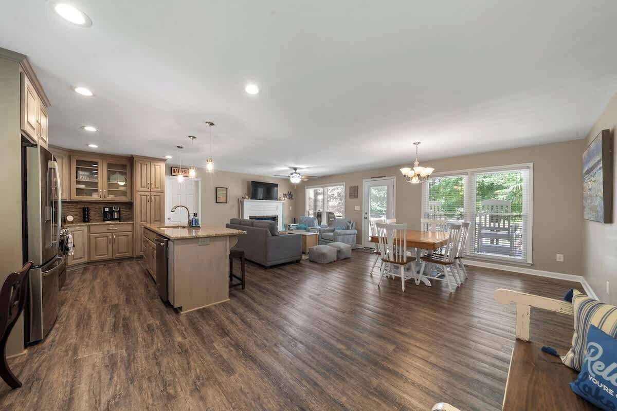TV, fireplace, offices