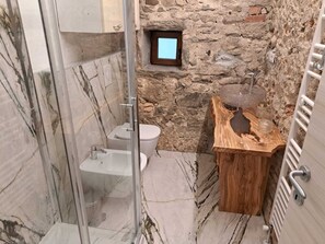 シャワー、ヘアドライヤー、ビデ、タオル