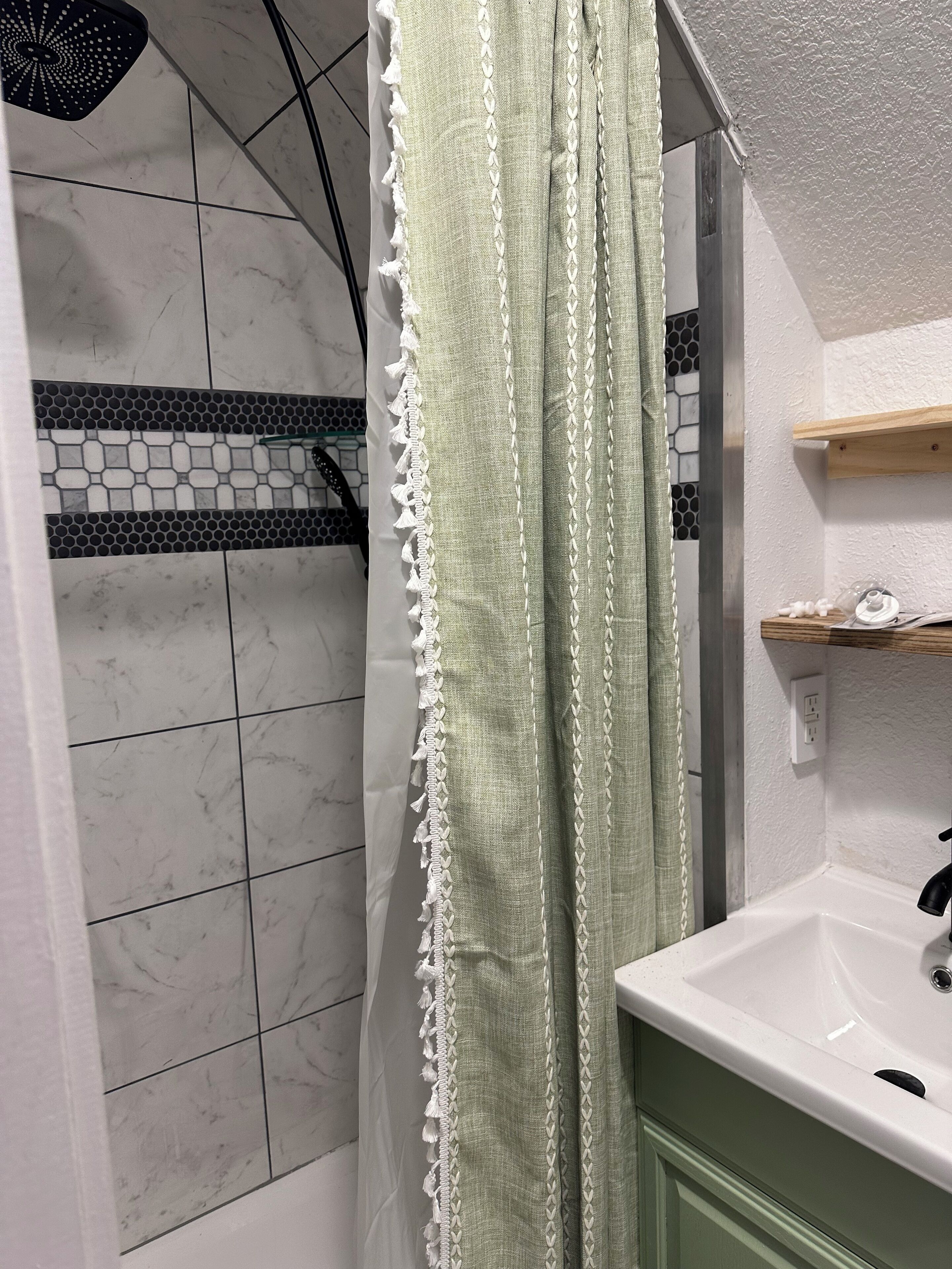 Ducha, bidet, toallas, jabón