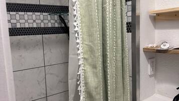 Ducha, bidet, toallas, jabón