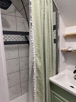 Douche, bidet, serviettes fournies, savon