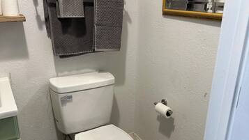 Ducha, bidet, toallas, jabón