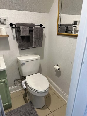 Douche, bidet, serviettes fournies, savon