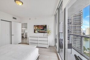 Desk, iron/ironing board, WiFi - 21st Floor - 2BED/1BATH - Bay View - Spa Access (Miami)