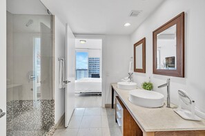 Hair dryer, soap, shampoo - 21st Floor - 2BED/1BATH - Bay View - Spa Access (Miami)