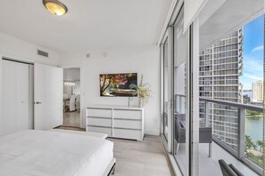 Desk, iron/ironing board, free WiFi, bed sheets - 21st Floor - 2BED/1BATH - Bay View - Spa Access (Miami)