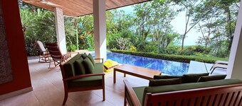 Charming 4-bedroom house with AC, WiFi in beautiful Uvita w/ whale's tail view