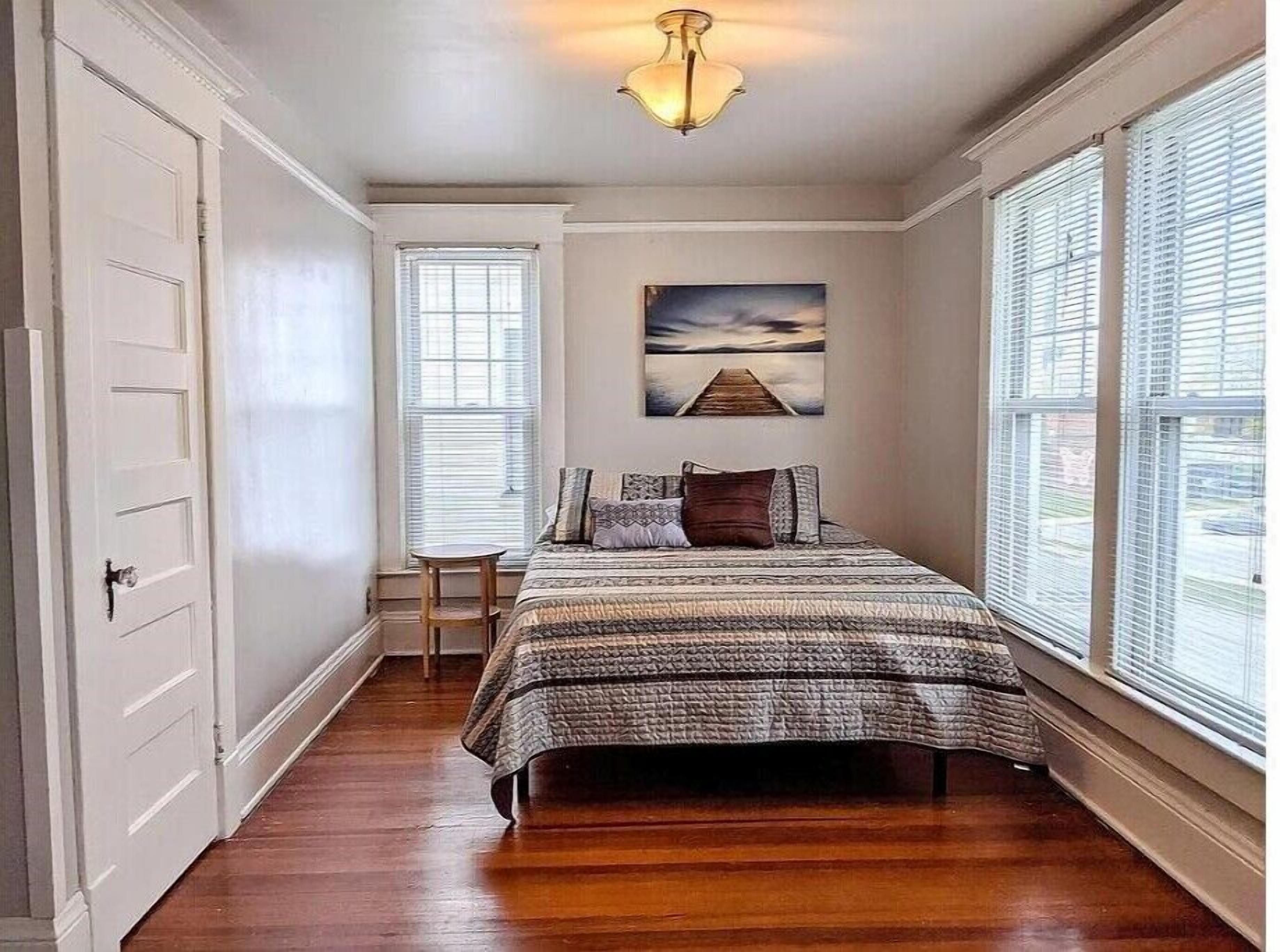 4 habitaciones, tabla de planchar con plancha, wifi y ropa de cama 