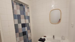 Hårføner, håndklær og toalettpapir