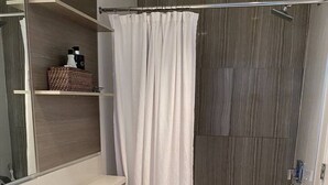 Et moderne badeværelse med toilet, vask og badekar.