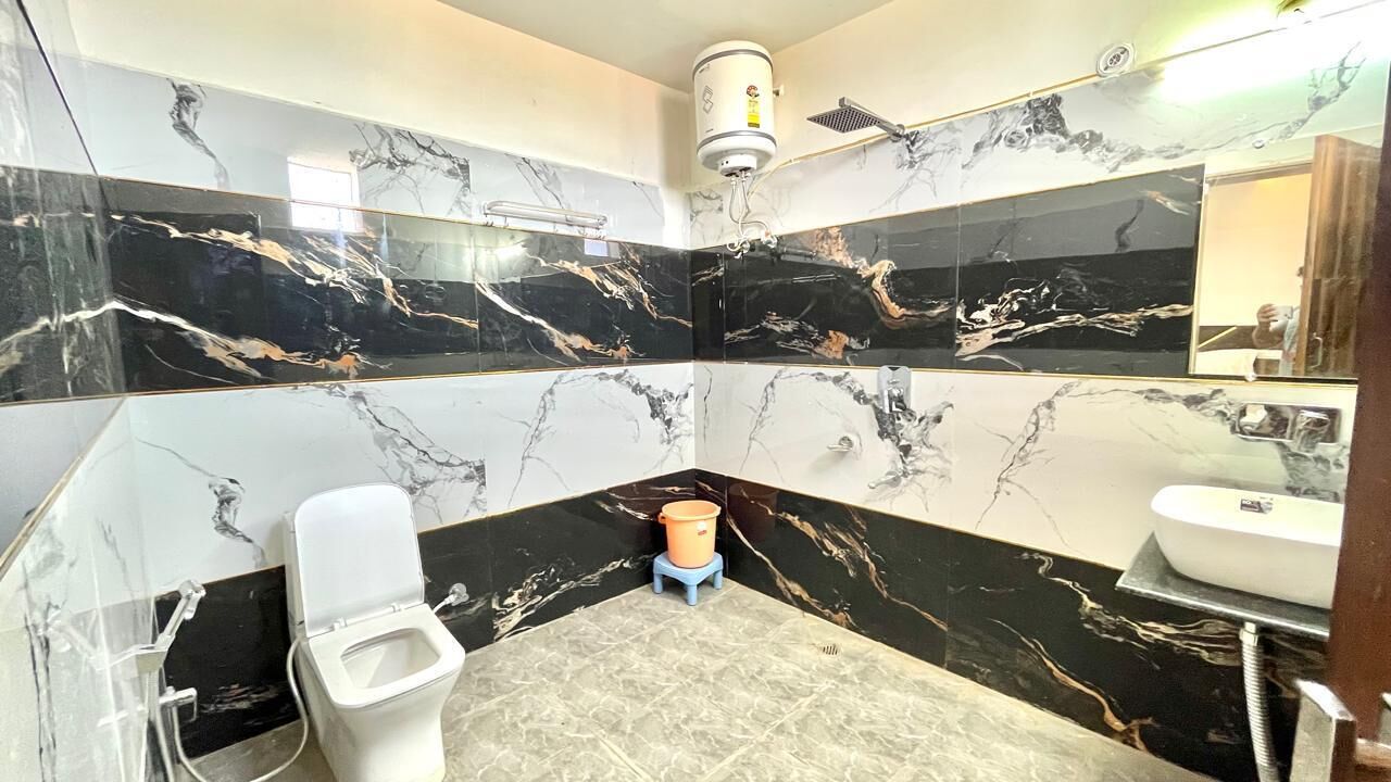 Deluxe Double Room, Balcony, City View | Bathroom | Shower, free toiletries, slippers, towels