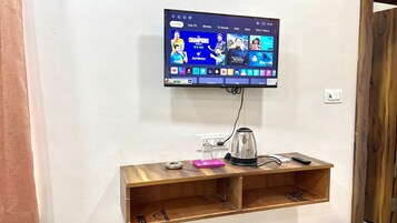 Escritorio, espacio para trabajar con laptop y wifi gratis