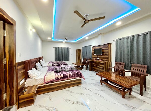 Escritorio, espacio para trabajar con laptop y wifi gratis