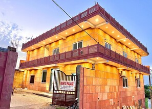 Front of property - manya palace (Orchha)