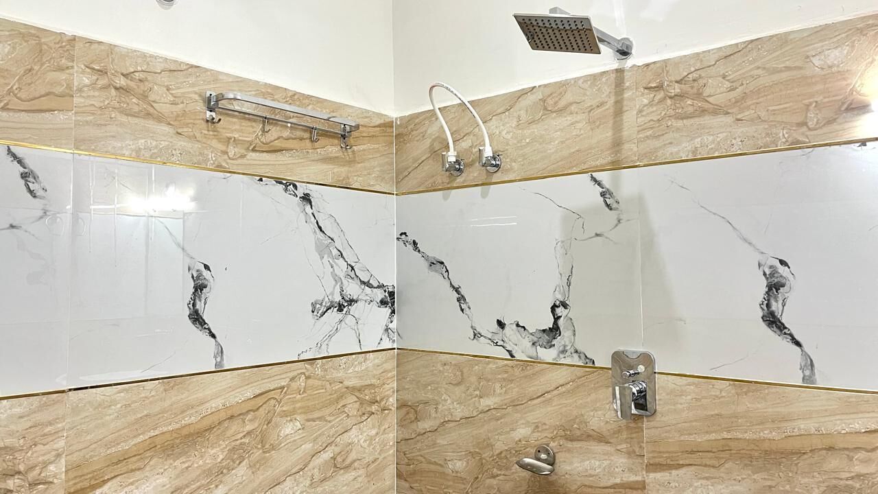 Ducha, artículos de tocador gratuitos, pantuflas, toallas