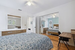 3 bedrooms, iron/ironing board, free WiFi, bed sheets - Pool on the Lake, Peaceful, Close to Beaches, Restaurants, Entertainment (Sarasota)