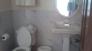 Habitación individual Deluxe, balcón, vista al mar | Baño | Regadera, amenidades de baño gratuitas, secadora de cabello, toallas