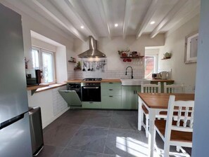 Microwave, oven, stovetop, dishwasher - Lovely rural house with WiFi in secluded village between Ribadesella & Arriondas (Cangas de onis)