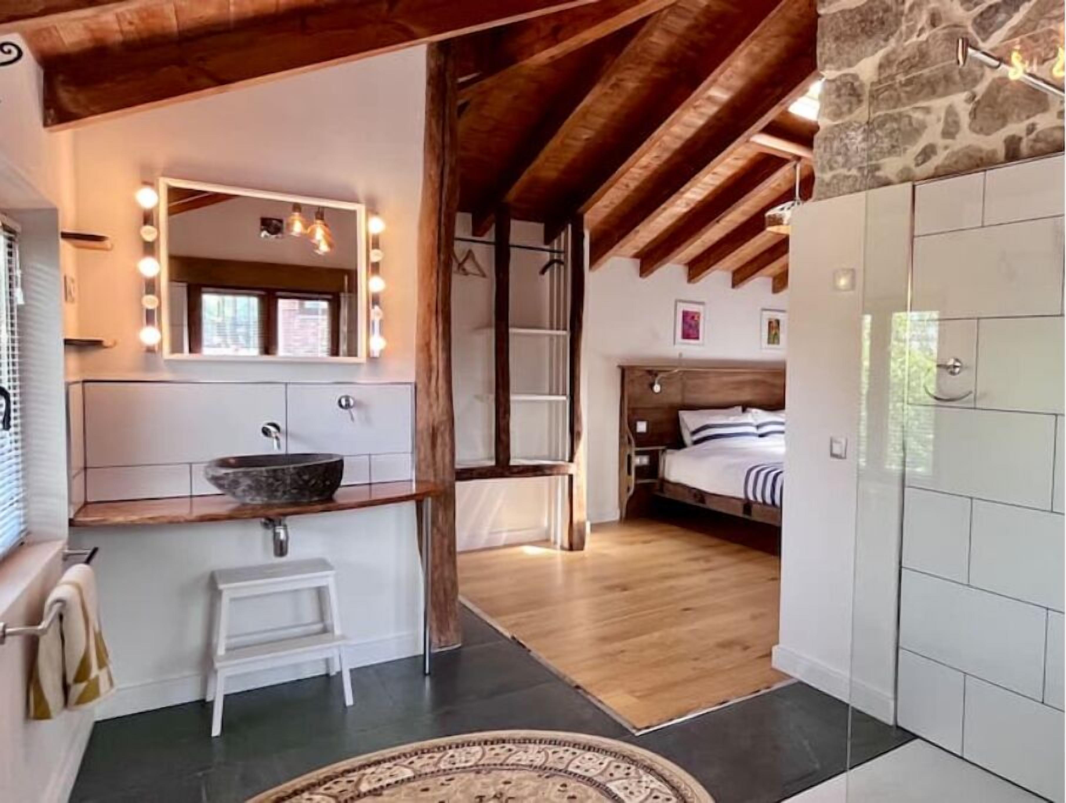 2 chambres, fer et planche à repasser, Wi-Fi, draps fournis