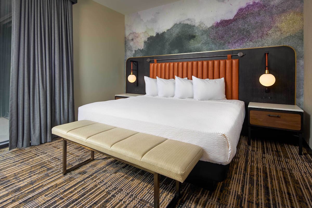 ห้องสวีท (King Suite) | เครื่องนอนระดับพรีเมียม, เตียงพร้อมฟูกเสริมที่นอน, ตู้นิรภัยในห้องพัก