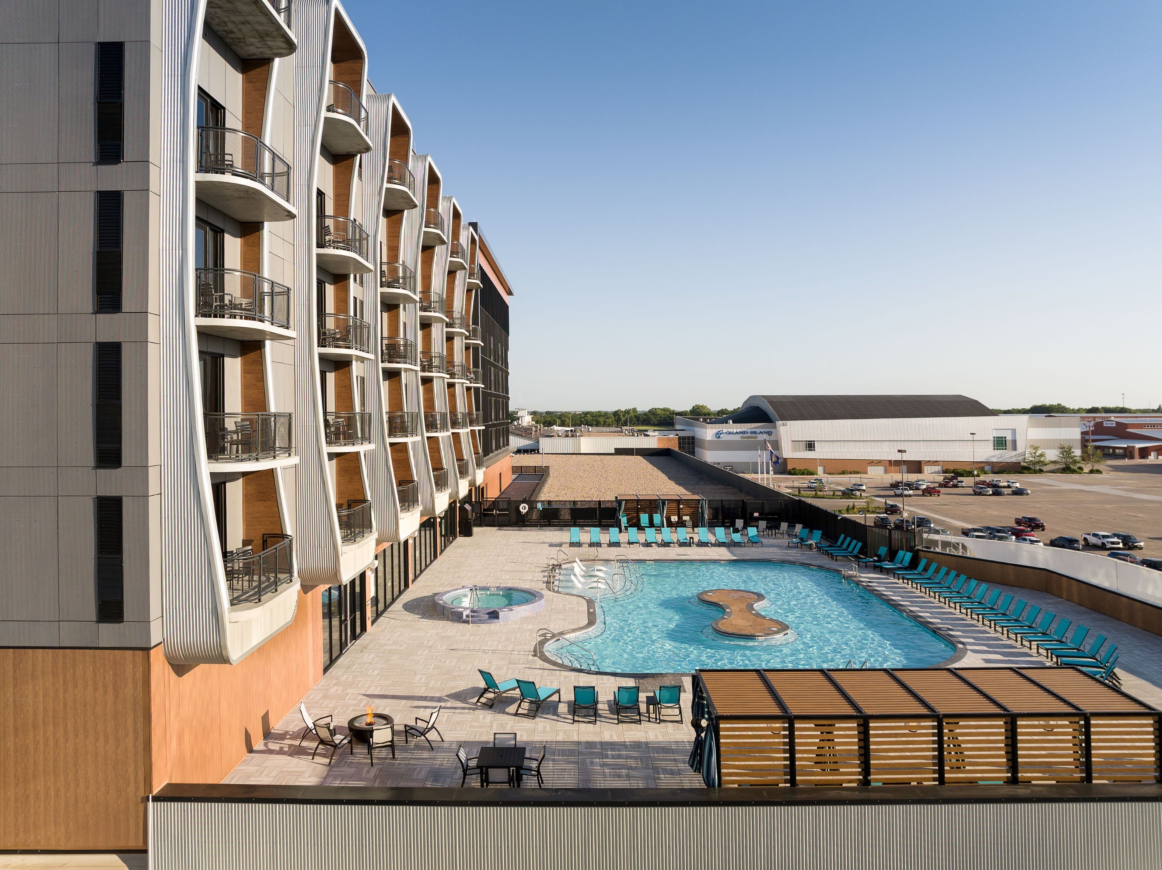 屋内プール、季節限定屋外プール、営業時間 6:00 ～ 深夜 0 時、サンラウンジャー