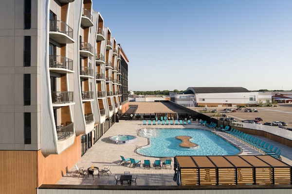 Innendørsbasseng, sesongbasert utendørsbasseng og solsenger