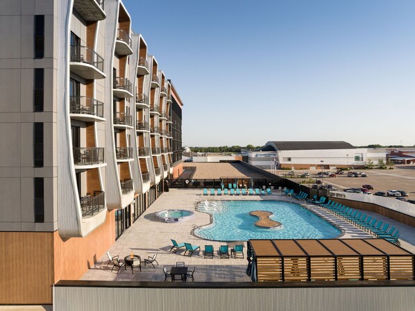 Piscine couverte, piscine extérieure (ouverte en saison)