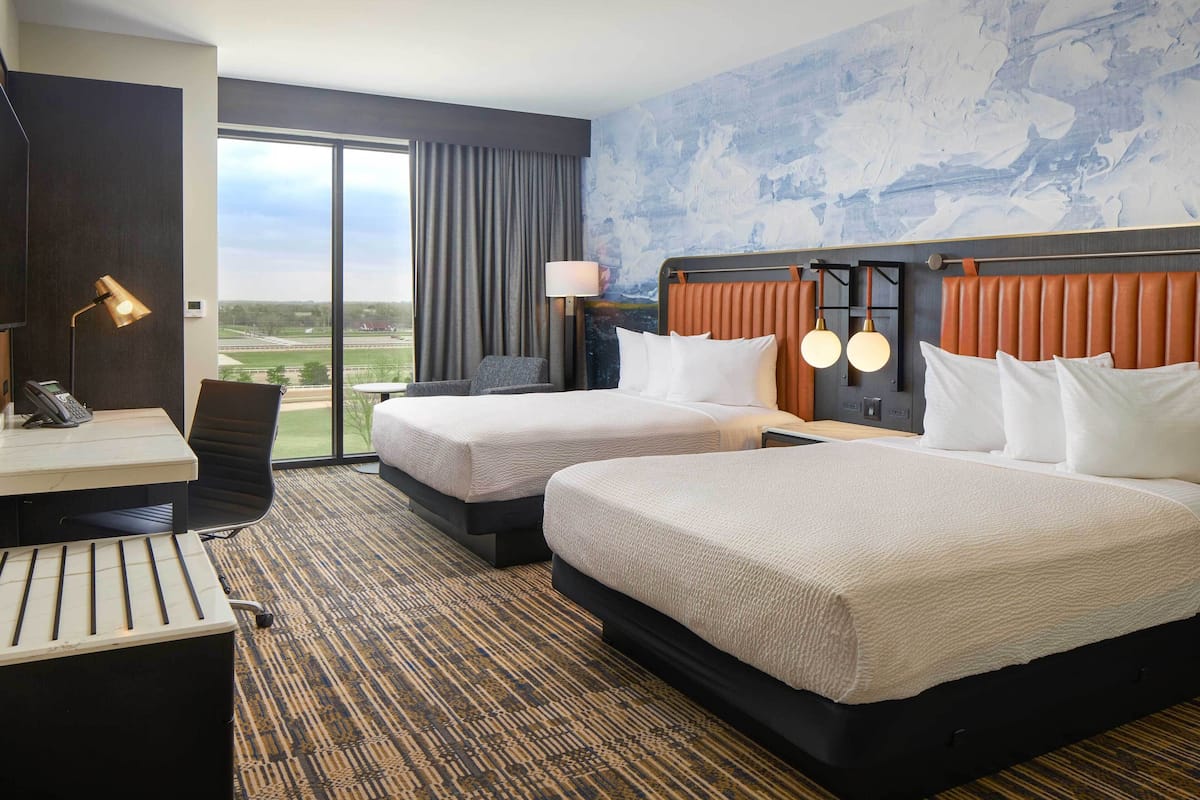 ห้องดีลักซ์ (Two Queen Bed) | เครื่องนอนระดับพรีเมียม, เตียงพร้อมฟูกเสริมที่นอน, ตู้นิรภัยในห้องพัก