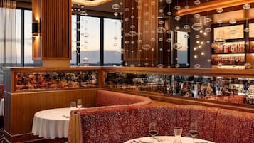 3 restaurantes; se sirven desayunos, comidas y cenas