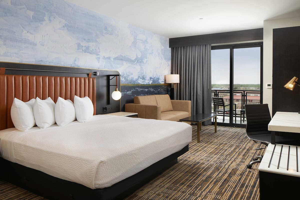 ห้องแกรนด์ (Grandview King) | เครื่องนอนร  ะดับพรีเมียม, เตียงพร้อมฟูกเสริมที่นอน, ตู้นิรภัยในห้องพัก