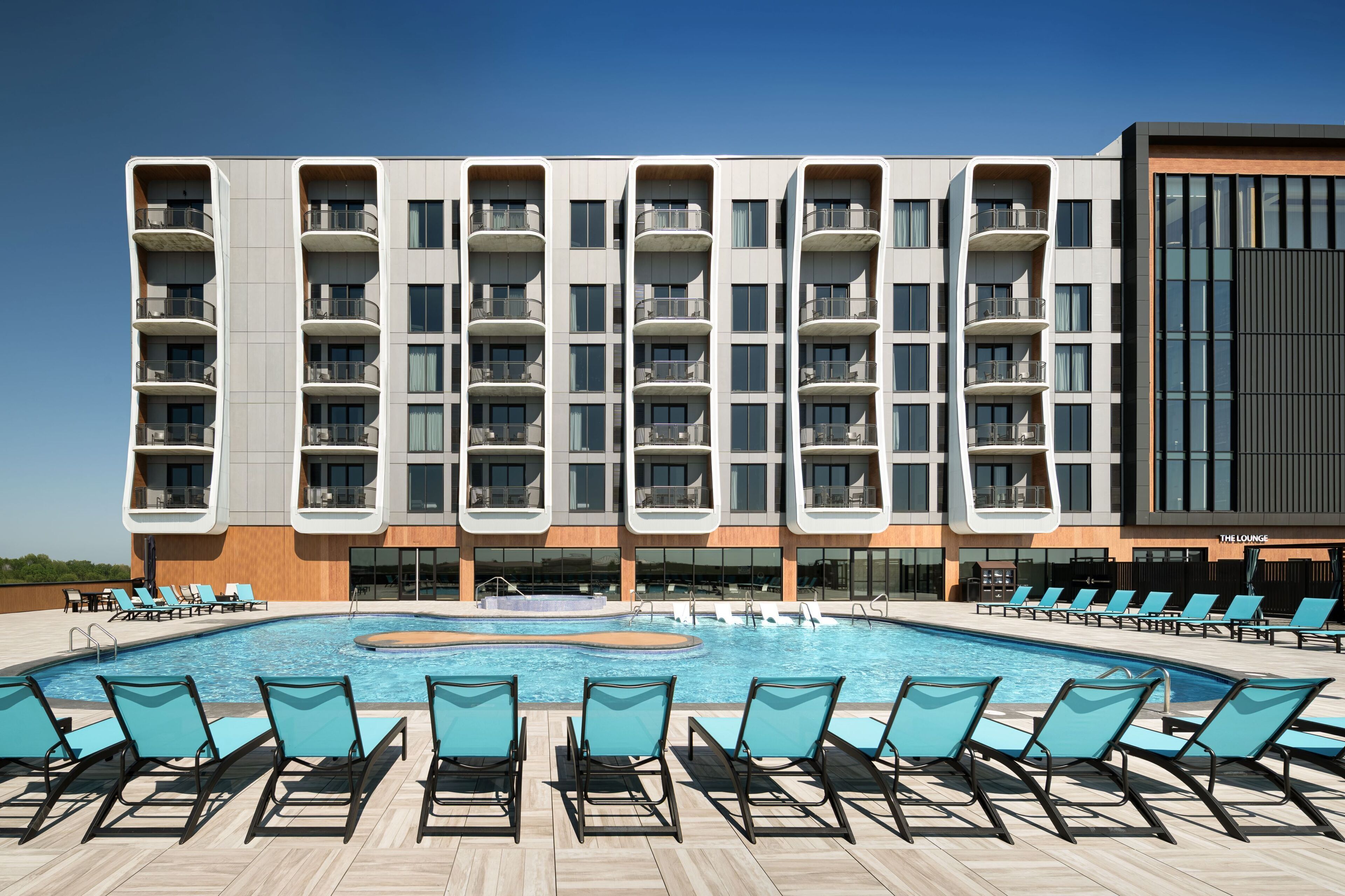 Indendørs pool, sæsonbestemt udendørs pool, liggestole