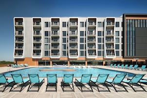 Piscina interna, piscina externa sazonal, espreguiçadeiras