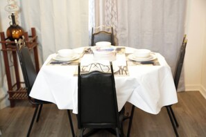 Dining - Charming 3-bedroom house in wonderful Jackson with AC, fitness room, WiFi (Jackson)