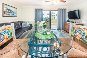 Condo, 1 cama King e sofá-cama (Blue Surf 17A) | Área de estar