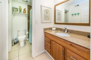 Condo, 1 King Bed with Sofa bed (Blue Surf 17A) | Bathroom