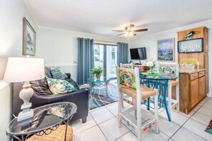 Appart'hôtel, 1 très grand lit et 1 canapé-lit (Blue Surf 17A) | Coin séjour