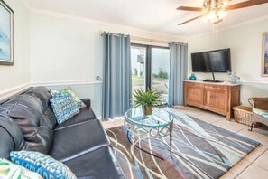 Appart'hôtel, 1 très grand lit et 1 canapé-lit (Blue Surf 17A) | Coin séjour