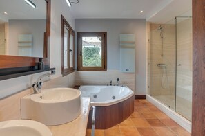Dusche, Whirlpool, Haartrockner, Bidet
