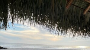 Ein Sitzbereich am Strand mit Blick auf das Meer.