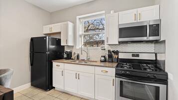 冰箱、微波炉、烤箱、炉灶